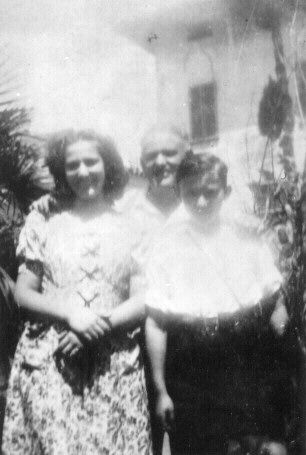 Deszö Weisz with his children Hilda and Ottfried, 1936.